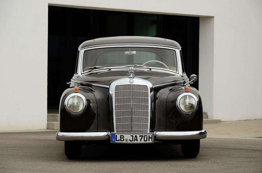 Mercedes-Benz 300 Sliding-Roof Limousine 1952 года  (фото 10 из 17)